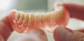 استخدام أطقم الأسنان القابلة للإزالة في حالة الغياب التام للأسنان