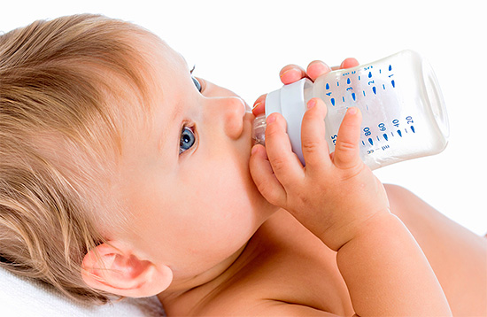 Vanaf het moment dat een baby zijn eerste melktand heeft, is het belangrijk om maatregelen te nemen om de ontwikkeling van zogenaamde flescariës te voorkomen - laten we hier later over praten ...