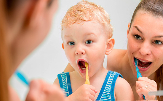 Det er nyttig fra tidlig alder å lære et barn å pusse tennene, for eksempel først på en leken måte.
