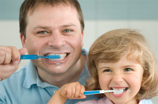 Regelmessig munnhygiene og riktig ernæring er hovedfaktorene i forebygging av karies.