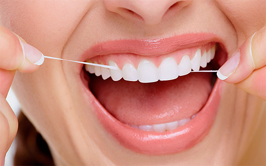 Penggunaan floss gigi membolehkan anda membersihkan ruang interdental dengan berkesan, di mana serpihan makanan dan plak sering berkumpul.