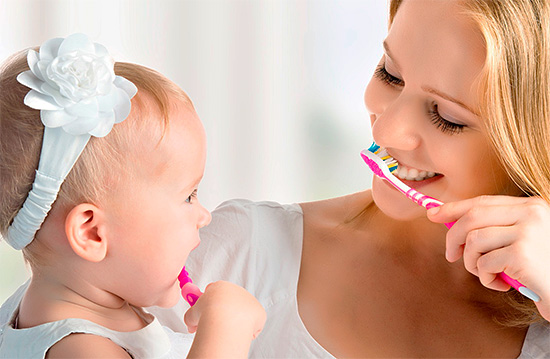Apprendre aux enfants à se brosser les dents est utile de manière ludique, sans forcer cette procédure importante par la force.