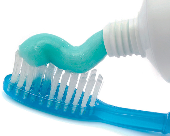 Door tandpasta's met actieve fluor te gebruiken, kunt u de weerstand van het glazuur tegen de werking van cariogene factoren verhogen.