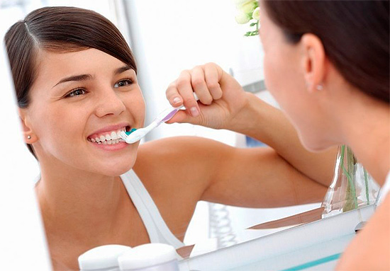 Необходимо е да се лекуват всякакви видове кариеси в стоматологична клиника, но е възможно и помощна терапия у дома.
