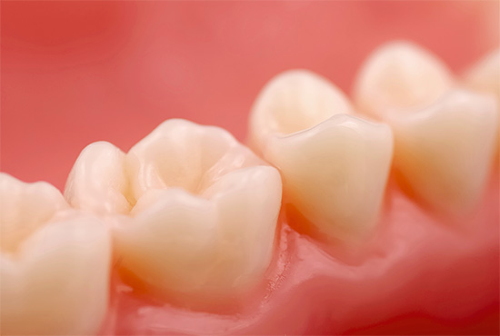 Även om tänderna verkar vara helt friska är det möjligt att en karies process äger rum under tandköttet, så det är viktigt att besöka tandläkaren regelbundet.