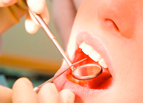 Hampaiden kunnosta riippumatta on tärkeää käydä hammaslääkärissä vähintään kuuden kuukauden välein - tämän avulla voit havaita ongelman ajoissa sen piilevän kehityksen myötä.