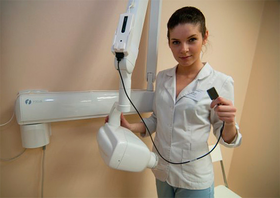 Die Röntgenaufnahme auf einem Visiographen führt zu einer minimalen Strahlenbelastung des Körpers der schwangeren Frau. Dieses Verfahren ist jedoch im ersten Trimester kontraindiziert.