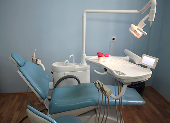 In the latter stages of pregnancy, it is advisable to place it in the dentist's chair slightly on its side to reduce the load on the vessels from the fetus.