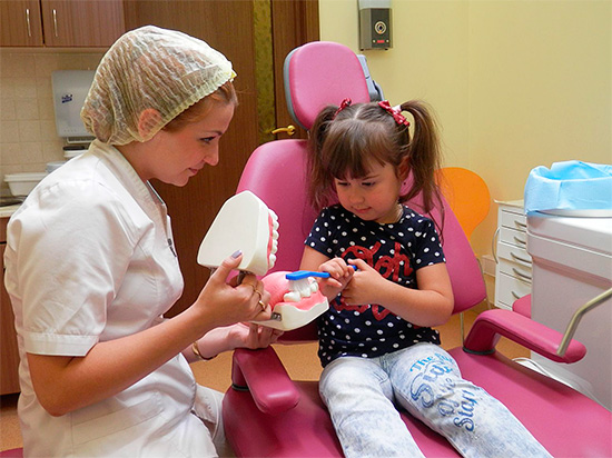 Den pediatriske tannlegen vil prøve å gjøre prosedyren for tannbehandling hos babyen interessant og ikke skummel.