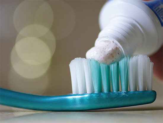 Übermäßige Begeisterung für stark abrasive Zahnpasten (Bleaching) kann zu einem erhöhten Zahnschmelzabrieb im zervikalen Bereich führen.