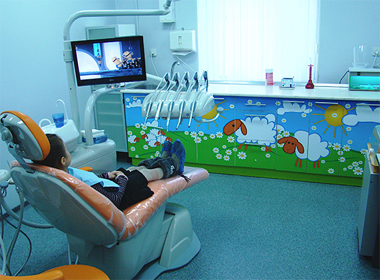 قد يبدو هذا وكأنه مكتب أسنان للأطفال في عيادة حديثة.