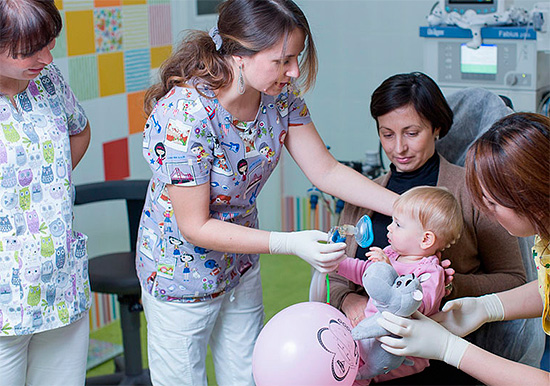 För små barn kan tandbehandling utföras med allmän anestesi (under allmän anestesi).