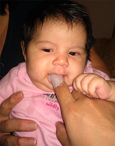 Les dents de llet del nadó han de tenir cura des de ben petits, eixugant-les suaument amb tovalloletes especials.