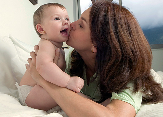La bactérie cariogène Streptococcus mutans se transmet généralement de la mère à l'enfant à un âge précoce, par exemple avec des baisers.