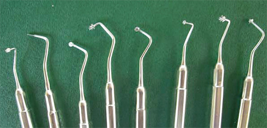 Takto vypadá sada zubních nástrojů pro ošetřování zubního kazu pomocí techniky ART.