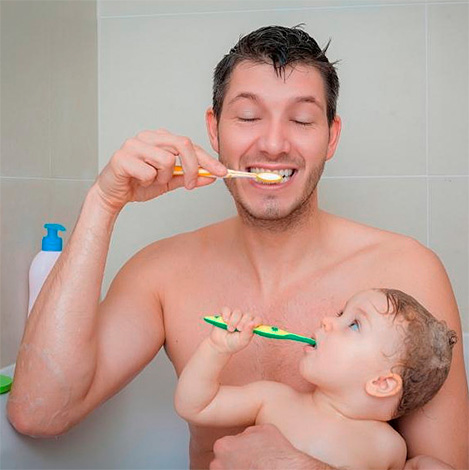 Insegnare a un bambino a lavarsi i denti meglio in modo giocoso, mostrandogli un esempio personale.