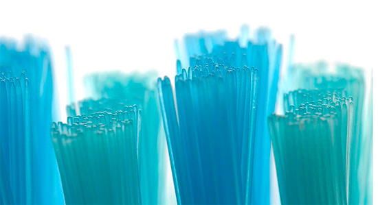 Keskikokoisilla harjasilla varustettu hammasharja sopii useimmille aikuisille