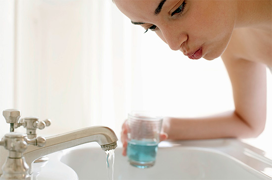 Eines der wirksamsten Volksheilmittel zur Linderung von Zahnschmerzen ist ein warmes Mundwasser mit verschiedenen Lösungen und Abkochungen.
