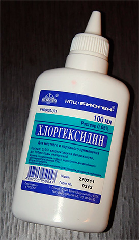 Ke snížení bolesti v dásni a jejích antiseptikách lze použít roztok chlorhexidinu.