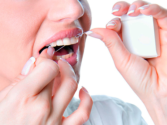 Zobu tīrīšana, ko aizsargā vainagi, ir tikpat svarīga kā pārējā, īpašu uzmanību pievēršot vietām, kas atrodas smaganu robežas tuvumā.