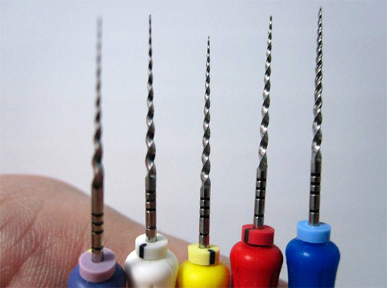 Med disse nåler, renser og utvider tannlegene kanalene til tannen.