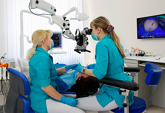L'uso di un microscopio endodontico consente in molti casi di migliorare il trattamento della pulpite (in particolare i denti multicanale).