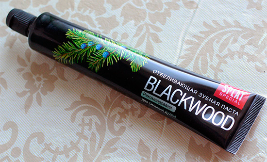 Bieliaca zubná pasta Splat Ebony (Blackwood) - s aktívnym uhlím.