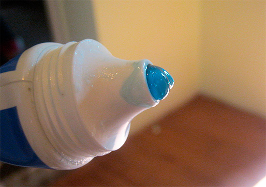 De color, el contingut del tub té una aparença de gel blau.
