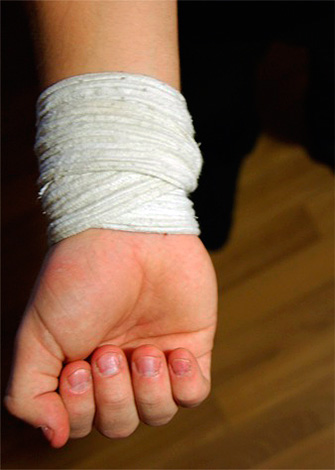 A rather strange method of getting rid of toothache is to wrap garlic on your wrist ...