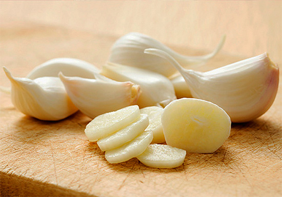 Το αλκάλιν στο σκόρδο είναι μια αρκετά επιθετική ουσία και μπορεί να προκαλέσει εγκαύματα στον βλεννογόνο του στόματος.