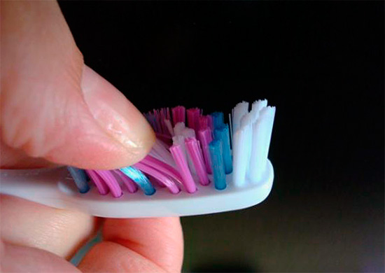Bruken av en hard tannbørste kan i noen tilfeller føre til overdreven slitasje av emalje og forårsake tannfølsomhet for forskjellige irritanter.