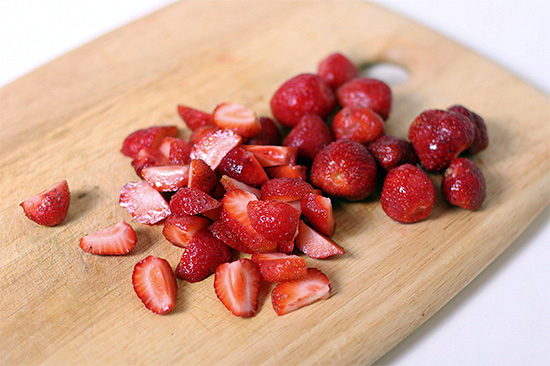Strawberries and other acidic berries and fruits in certain cases can contribute to the removal of tartar, but if used improperly, they can lead to demineralization of tooth enamel.