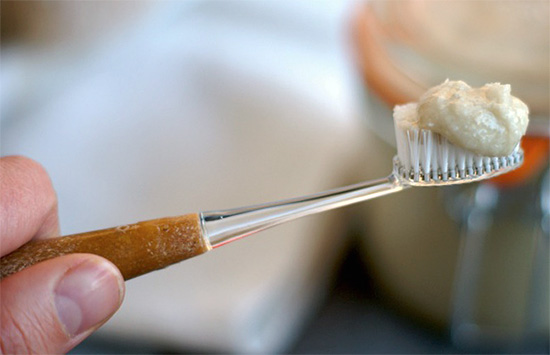 Dengan gigi sensitif, pemutihan mengikut Neumyvakin hanya boleh membahayakan keadaan enamel.