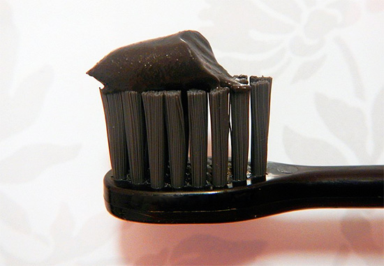 „Twin Lotus Active Charcoal“ dantų pastos sudėtyje yra anglių, todėl produktas yra juodas.