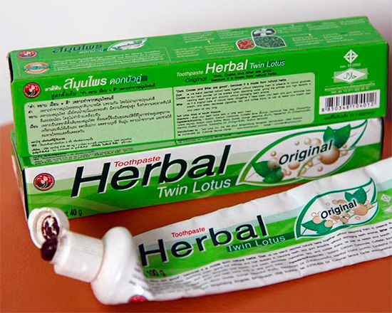 Thajské pasty v tubách se používají jako obvykle - vytlačují se přímo na zubní kartáček (a je lepší použít malé množství).