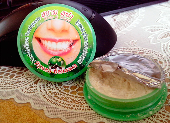 A characteristic feature of many toothpastes sold in Thailand is their packaging in small round jars.