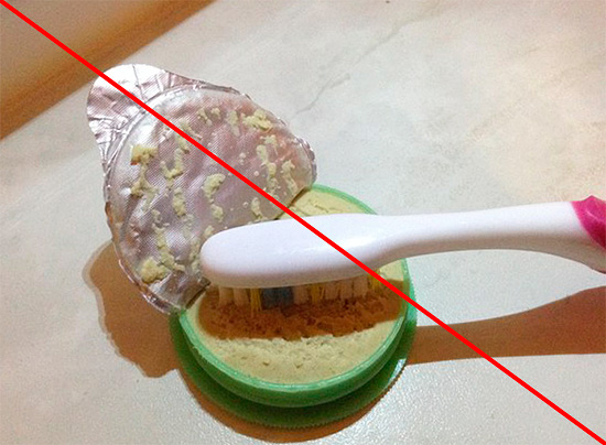 It is highly undesirable to take toothpaste from the jar directly with a brush, as this causes regular contamination of the product with bacteria.