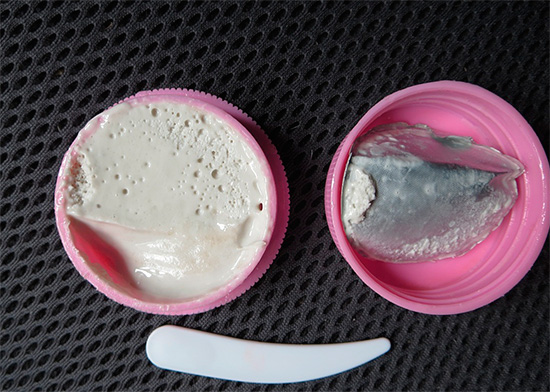To pick up the paste from the can, special plastic spoons are used.