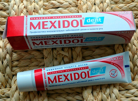 La foto mostra l’embalatge i un tub de pasta de dents Mexidol Dent Asset.