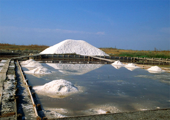 À mesure que l'eau s'évapore, la solution (saumure) devient plus saturée et le sel commence à cristalliser.