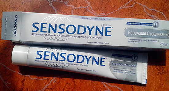 Sensodyne Whitening Gentle - ini adalah apa yang pembungkusan dan tiub pasta gigi kelihatan seperti.