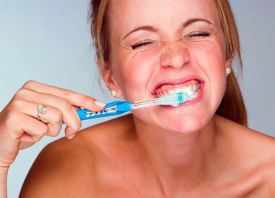 Utilizarea pastelor de dinți Sensodin în foarte multe cazuri ajută într-adevăr la eliminarea sensibilității dureroase a dinților la acțiunea diferitor iritanți.