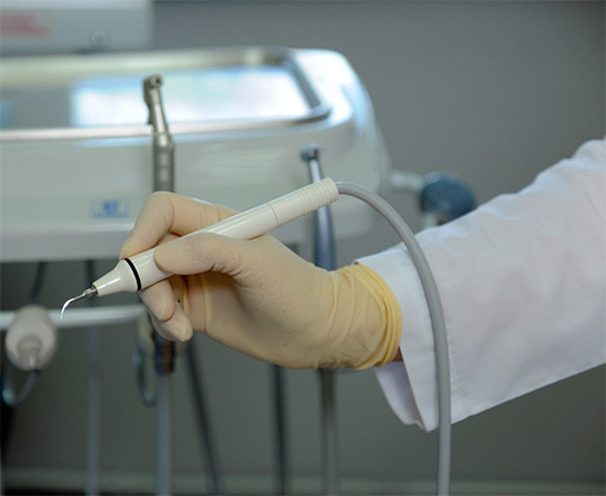 Ang aparato para sa ultrasonic paglilinis ng mga ngipin mula sa plaka at tartar.