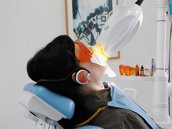 Izbjeljivanje zuba u kabinetu, usprkos nizu prednosti, također nije potpuno sigurno za caklinu i desni.