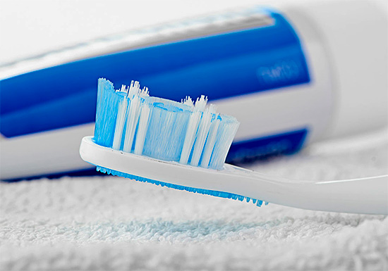 Souvent, au lieu d'expériences pas toujours sûres avec des recettes folkloriques, il est plus facile et plus efficace d'utiliser un dentifrice blanchissant.