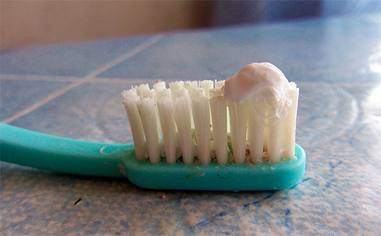 Ένας σχετικά ασφαλής τρόπος λεύκανσης των δοντιών είναι η χρήση λεύκανσης οδοντόκρεμες.
