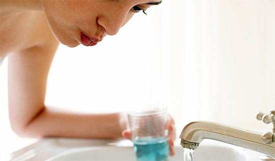 نكتشف ما هو الأفضل لشطف فمك (أو عمل حمامات فموية) في المنزل حتى تلتئم اللثة في أسرع وقت ممكن ...