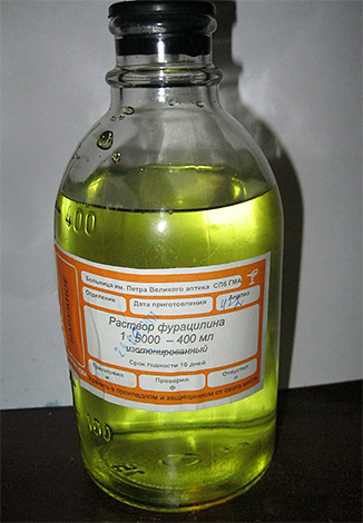 Fotografia ukazuje príklad hotového roztoku furatsilínu.