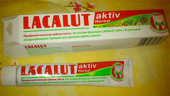 Díky obsahu rostlinných složek má zubní pasta Aktiv Herbal Lakalyut vysoce výrazné protizánětlivé vlastnosti.