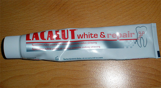 Lacalut White & Repair förutom blekningseffekten ger även mättnad av tandemaljen med mineralkomponenter.